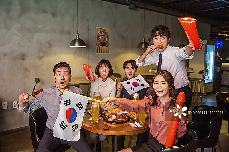 韩国人，白领(职业)，酒吧(酒吧)，世界杯足球，欢呼声(讲话)图片素材