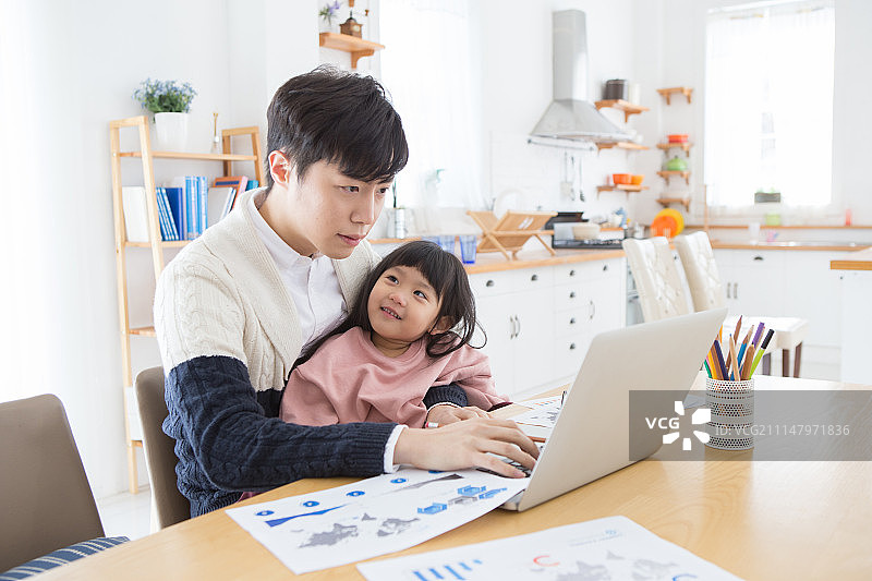 韩国人，父亲，女儿，孩子照顾，孩子照顾，家庭工作(业务)，微笑图片素材