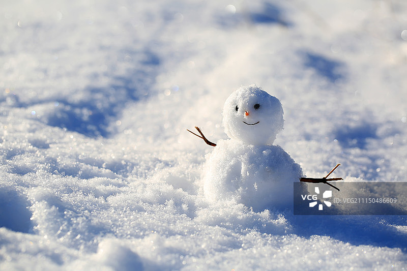雪背景上滑稽的雪人图片素材