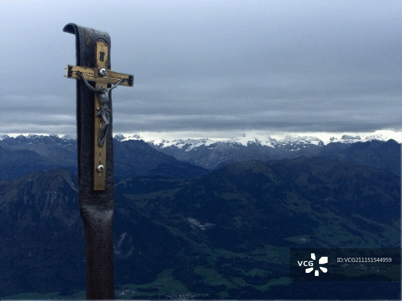 在瑞士阿尔卑斯山的十字架与快速移动的云图片素材