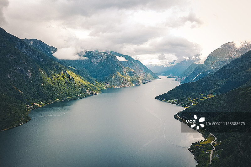 从挪威的无人机上看到峡湾和水域图片素材