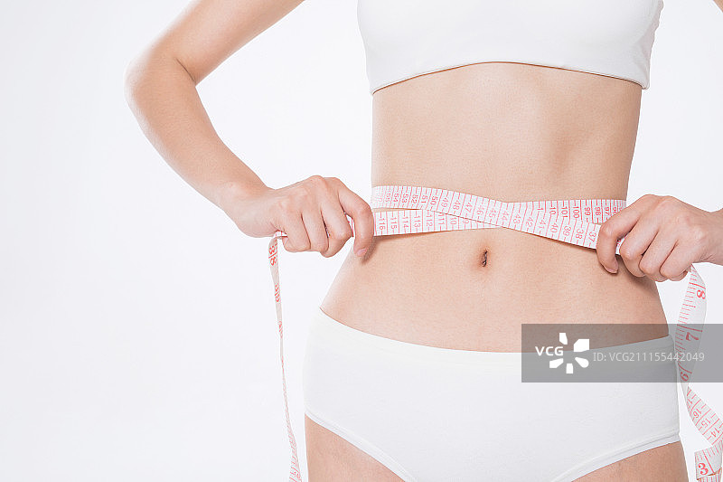 年轻女性测量腰围图片素材