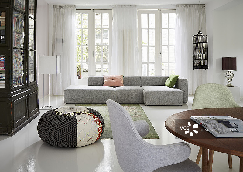 客厅里的灰色现代沙发和餐桌图片素材