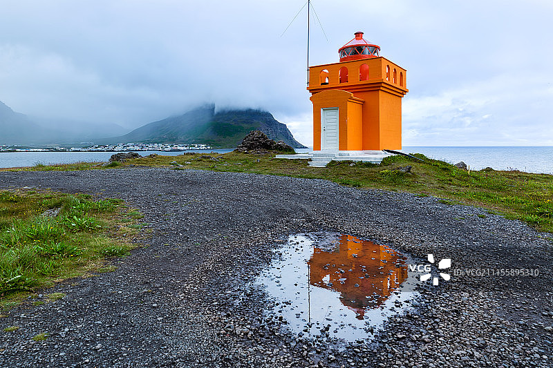 冰岛孤独灯塔倒影图片素材