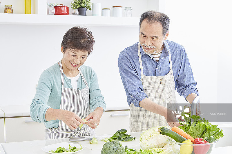 日本老夫妇在厨房里图片素材