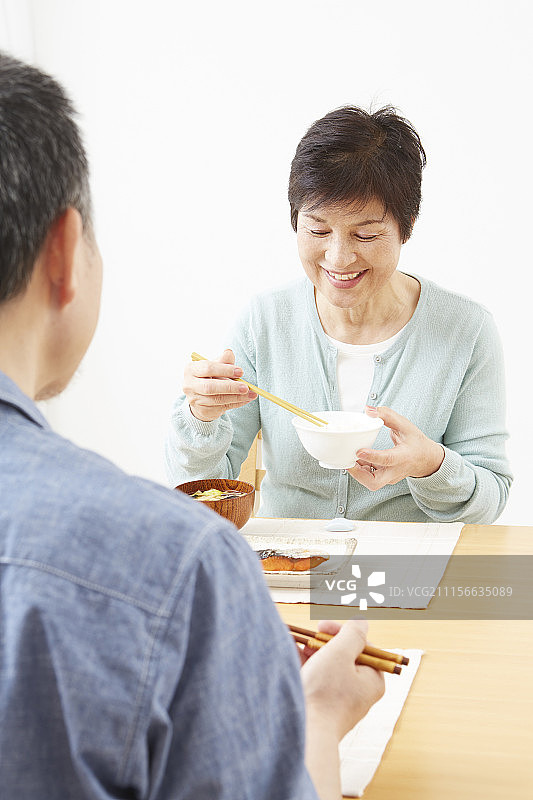 日本老年夫妇吃健康食品图片素材