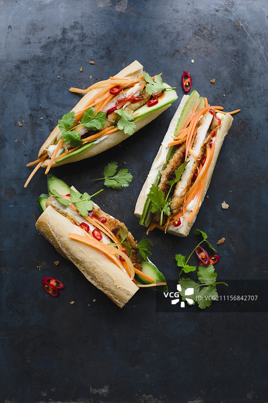 面包屑鸡肉排的越南三明治图片素材