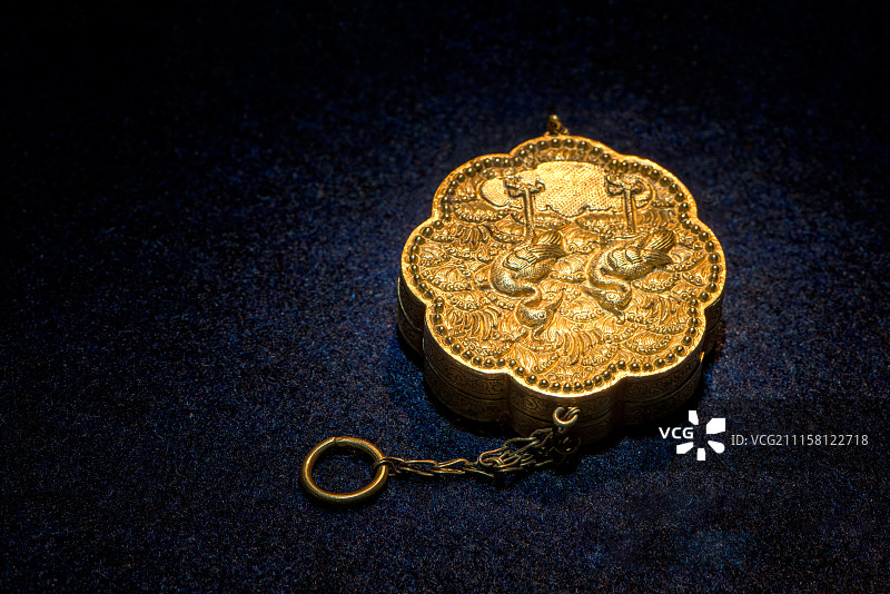 辽代陈国公主墓出土的八曲连弧形金盒 内蒙古考古研究所收藏图片素材