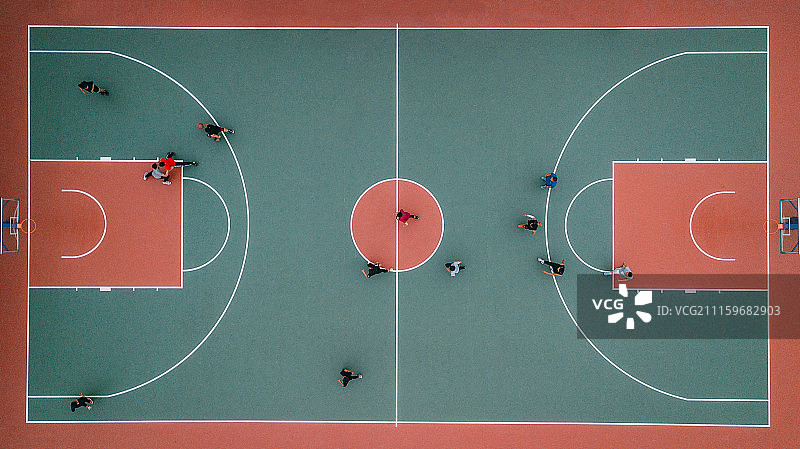 篮球场上，一群正在打球的人图片素材