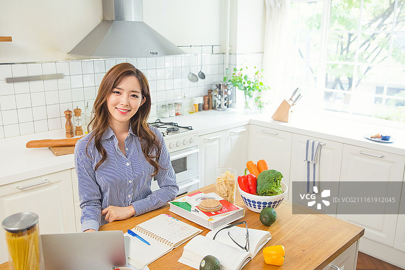 韩国人，女人，厨房，烹饪(食物准备)，食物准备，厨师，食物造型师，笔记本电脑，网络讲座，微笑图片素材