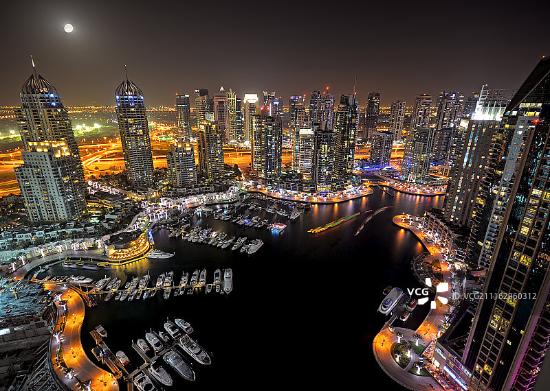 夜间迪拜码头的摩天大楼，阿拉伯联合酋长国迪拜图片素材