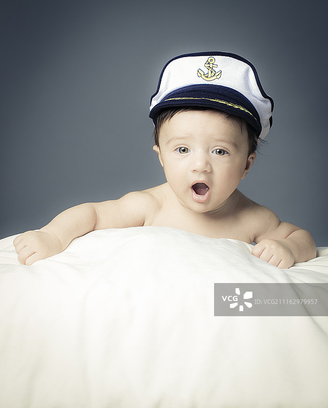 婴儿戴着水手帽的工作室肖像图片素材