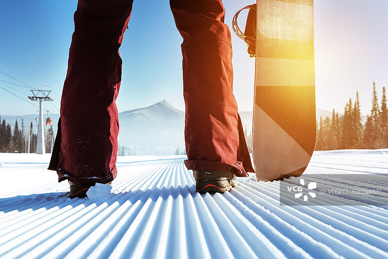 滑雪者站在斜坡的背景图片素材