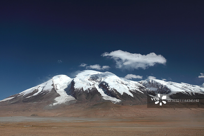 新疆喀什阿克陶帕米尔高原慕士塔格峰图片素材