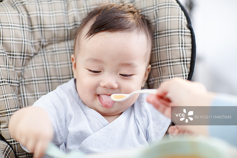 可爱的男婴在吃饭图片素材