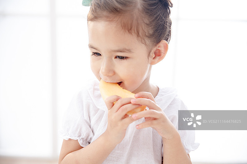 可爱的小女孩在吃水果图片素材