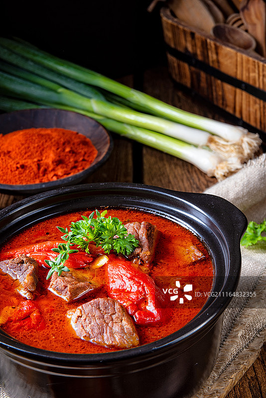 真正的匈牙利炖牛肉配红辣椒图片素材