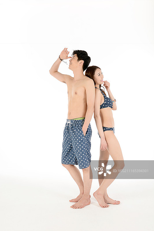 情侣们穿着夏日沙滩装图片素材