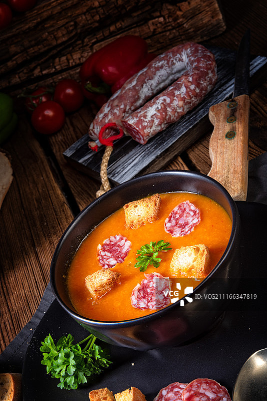 匈牙利红辣椒奶油汤配辣香肠图片素材