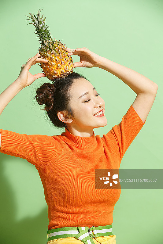 青年女人拿着菠萝图片素材