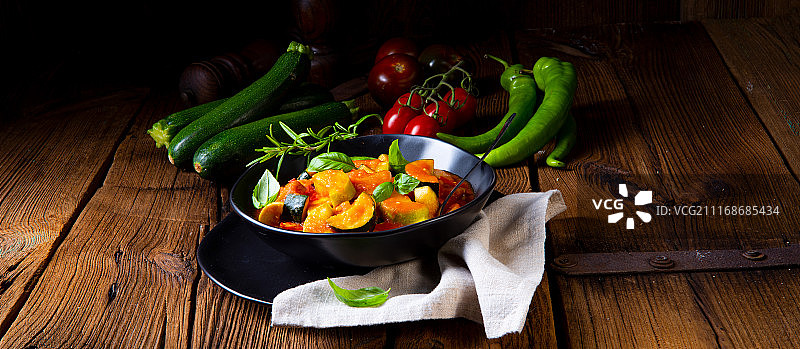 素食杂烩配新鲜蔬菜和香草图片素材