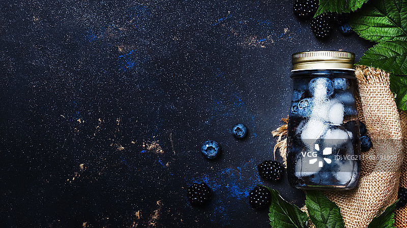 夏季浆果饮料在瓶子与蓝莓，黑莓和图片素材