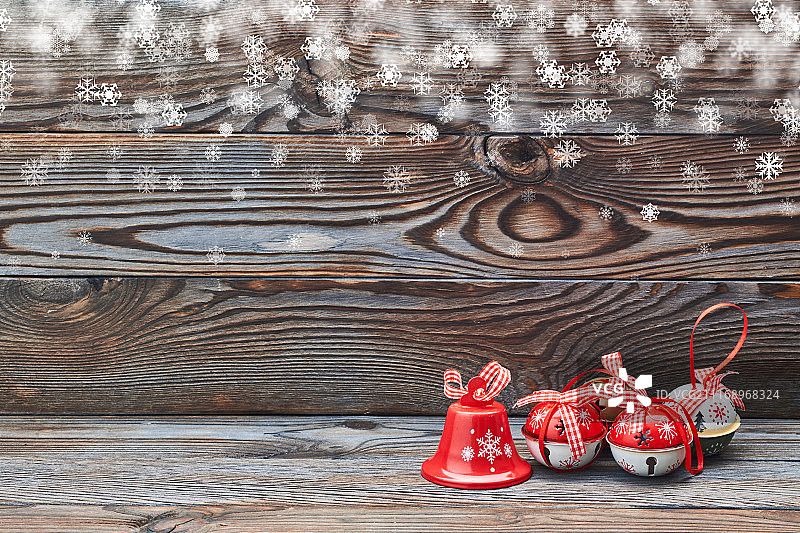 圣诞铃儿装饰在木制背景上图片素材