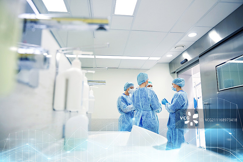 外科、医学和人的概念-一组外科医生在医院的手术室谈论和准备手术。医院手术室里的一组外科医生图片素材