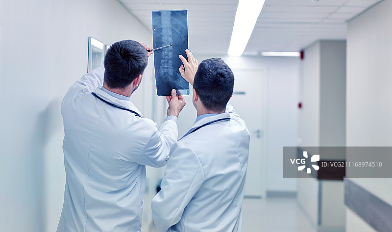 外科、人、保健和医学概念-在医院进行脊柱x光扫描的医务人员。在医院做脊椎x光扫描的医生图片素材
