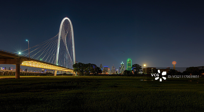 灯火通明的大桥夜景图片素材