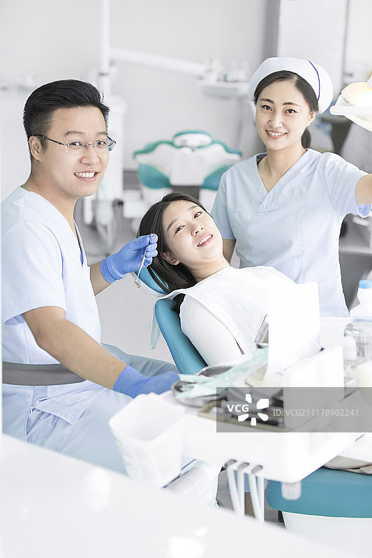 医生、护士和病人在牙科诊所图片素材