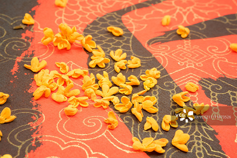 中国传统佳节背景与秋天里散落的美丽的金黄色桂花花瓣特写图片素材