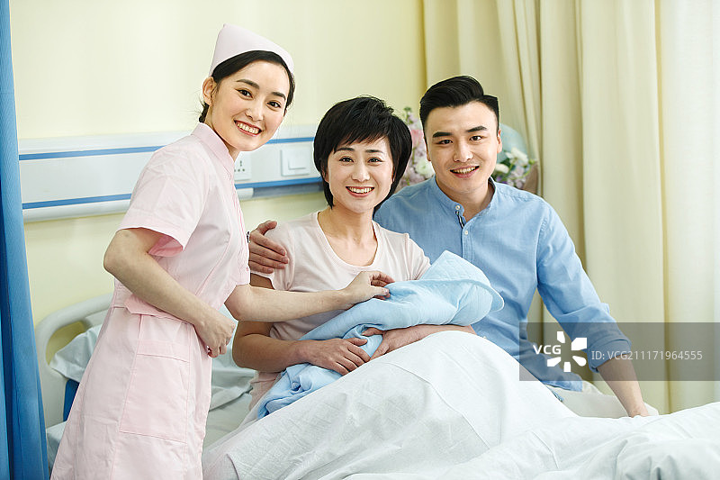 护士和新生儿的父母图片素材