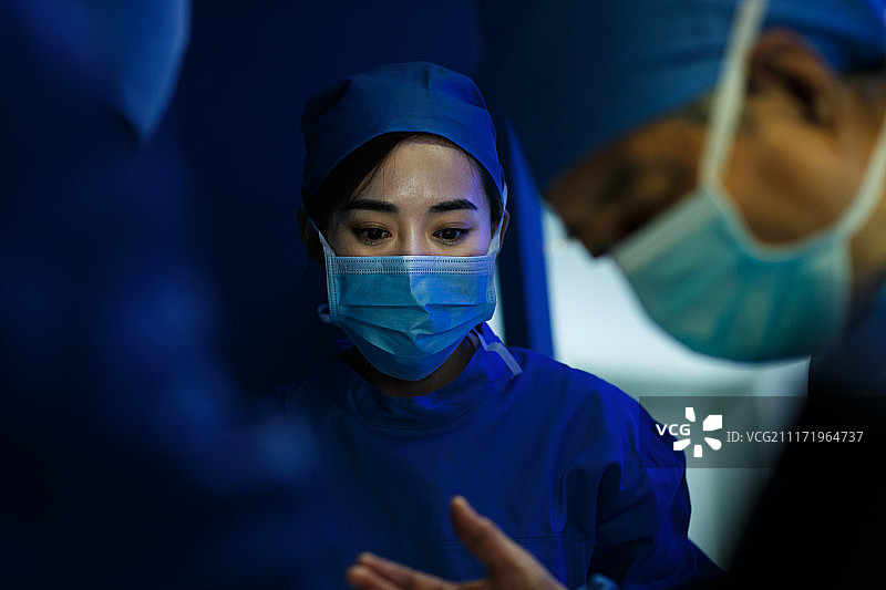 医务工作者在手术室图片素材