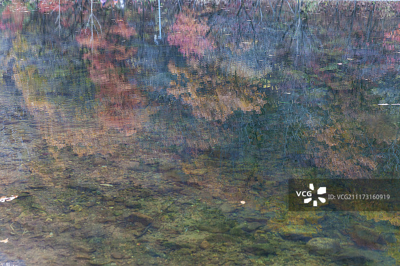 中国辽宁丹东凤城蒲石河风景区红叶岩石流水瀑布秋季风光图片素材