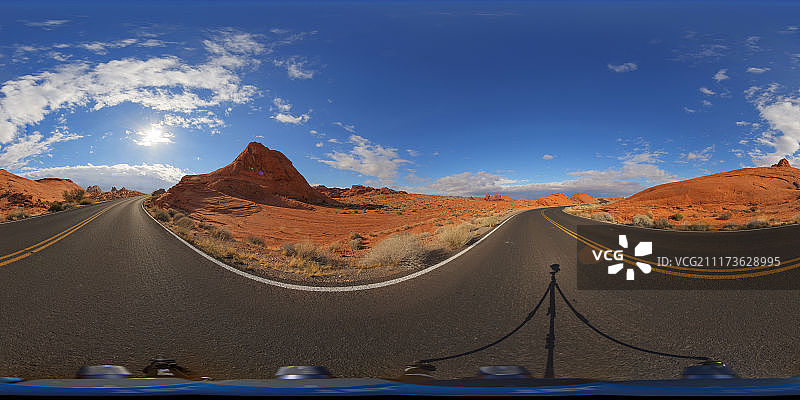 岩石沙漠中的一条蜿蜒的柏油路图片素材