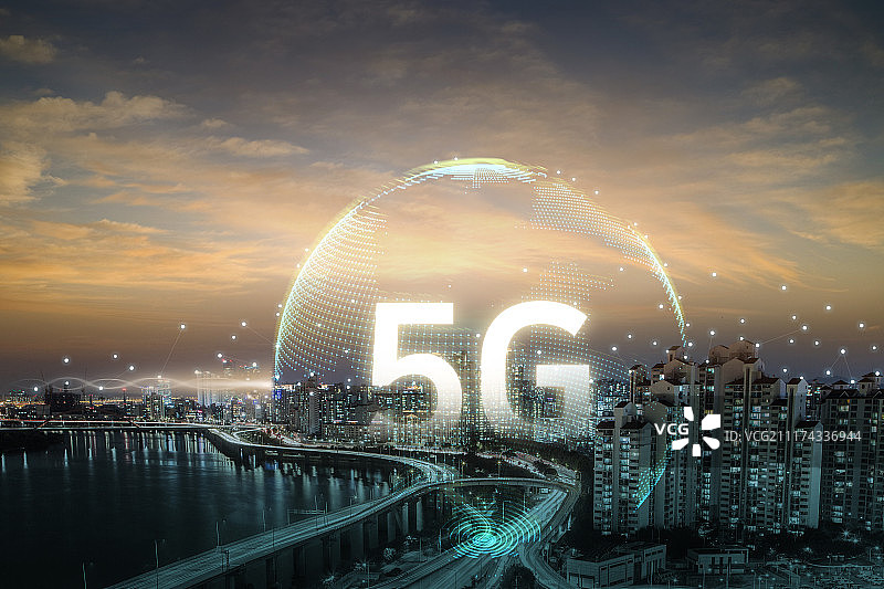 5G网络接口的东西与现代城市天际线3D渲染。智慧城市与通信网络概念。001图片素材