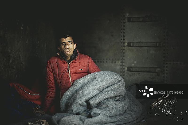 在希腊和马其顿边境的伊多梅尼难民营，一名患有面部肿瘤的难民住在欧洲希腊马其顿中部的伊多梅尼铁路支线上的一节车厢里图片素材