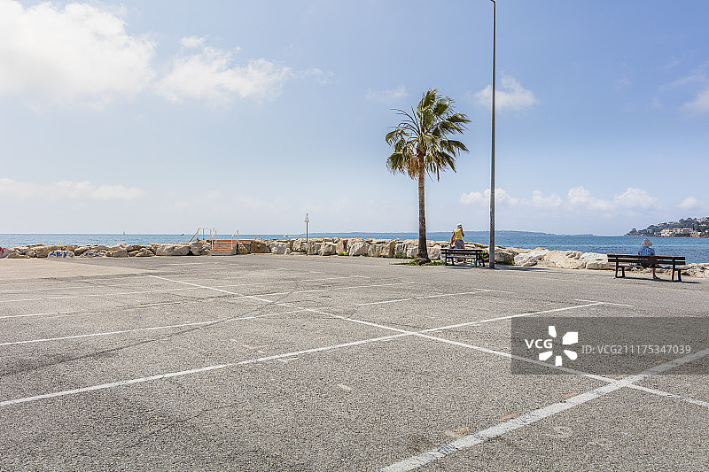 后板显示一个停车场与海景和棕榈树在法国图片素材