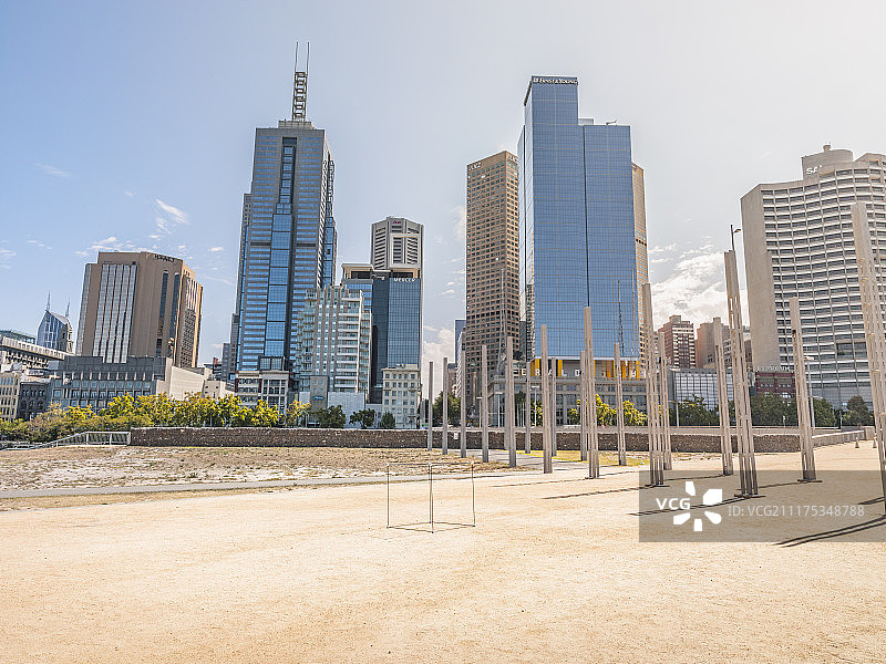 背板显示沙区与城市景观的背景在澳大利亚图片素材