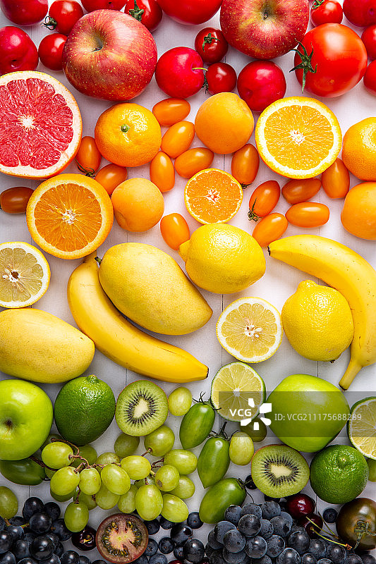 橙子、橘子(柑橘)、葡萄柚、香蕉(热带水果)、芒果、热带水果、柠檬、水果、食品、酸橙(柑橘)、蓝莓、猕猴桃、葡萄、蓝莓、樱桃、红色、紫色、黄色、绿色图片素材