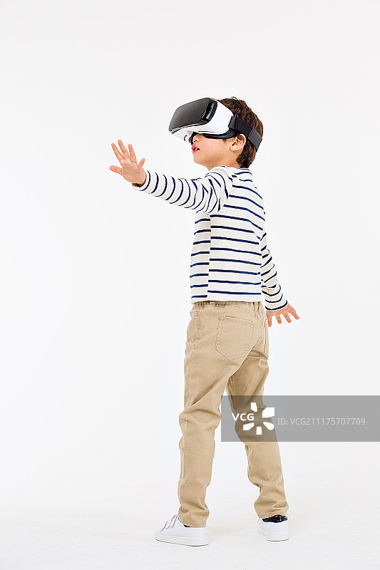采购产品韩国人，儿童(人类年龄)，虚拟现实模拟器(计算机设备)，VR设备，游戏图片素材