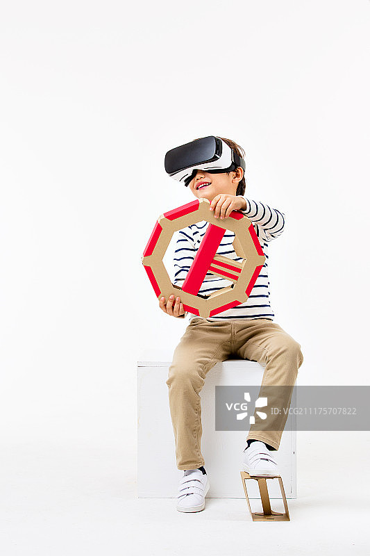 韩国，儿童(人类年龄)，虚拟现实模拟器(计算机设备)，VR设备，游戏，运动，创造，控制，微笑图片素材