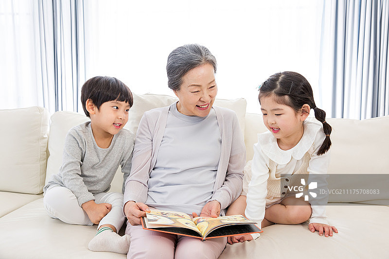 韩语，儿童(男人的年龄)，兄弟姐妹，微笑，奶奶，绘本，讲故事(阅读)图片素材