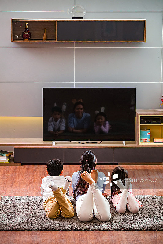 幸福家庭在看电视图片素材