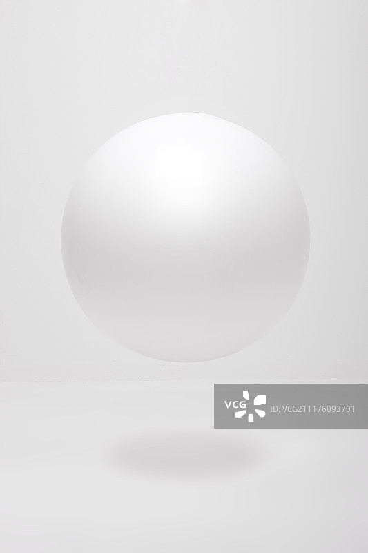 近距离观察悬浮的白色球体图片素材