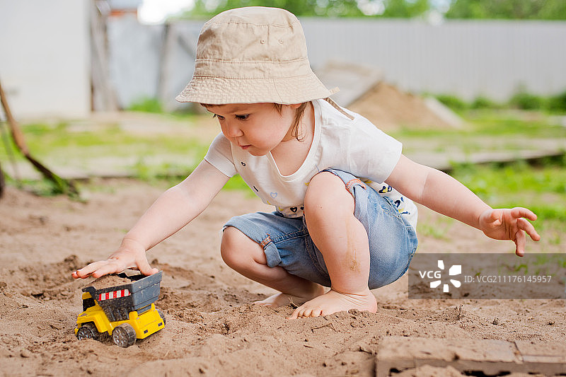 玩沙子的孩子图片素材