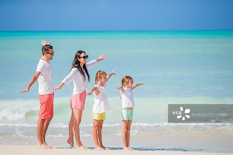 在加勒比海海滩度假的年轻家庭图片素材