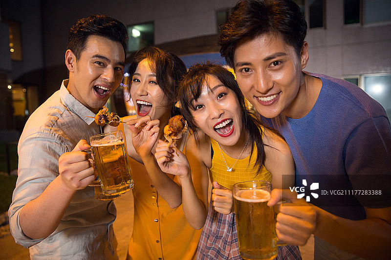 青年人在酒吧喝酒图片素材