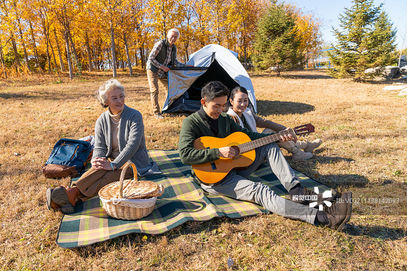 快乐的一家人秋游野餐露营图片素材